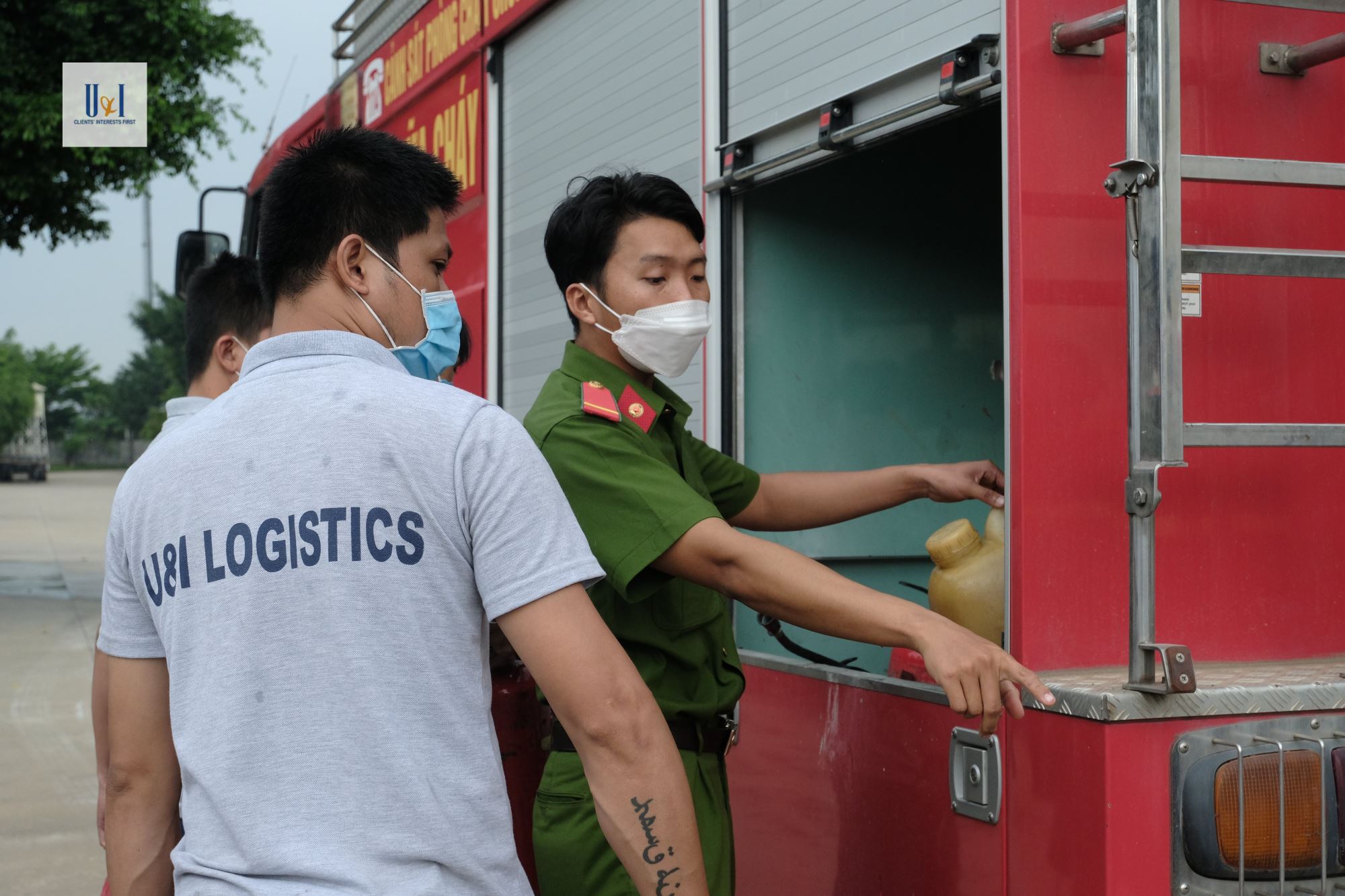 Cán bộ, công nhân viên công ty Logistics U&I được tập huấn, triển khai lăn vòi chữa cháy, tư thế cầm lăng chữa cháy