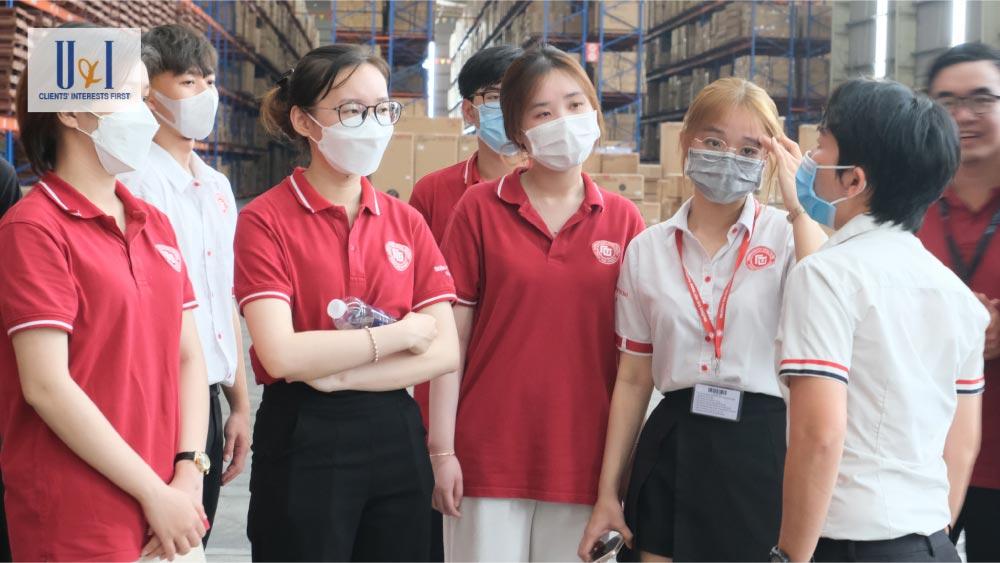 U&I Logistics welcomes FTU & UTH students to company tour at bonded warehouse