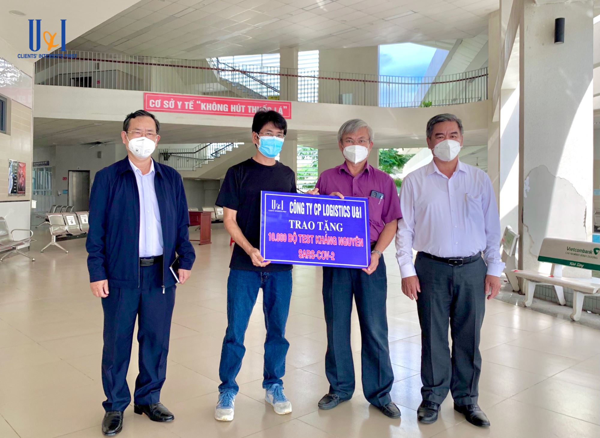 U&I Logistics donated 10,000 SARS-COV-2 antigen test kits and 15 boxes of medical masks to Tan Uyen town, Binh Duong