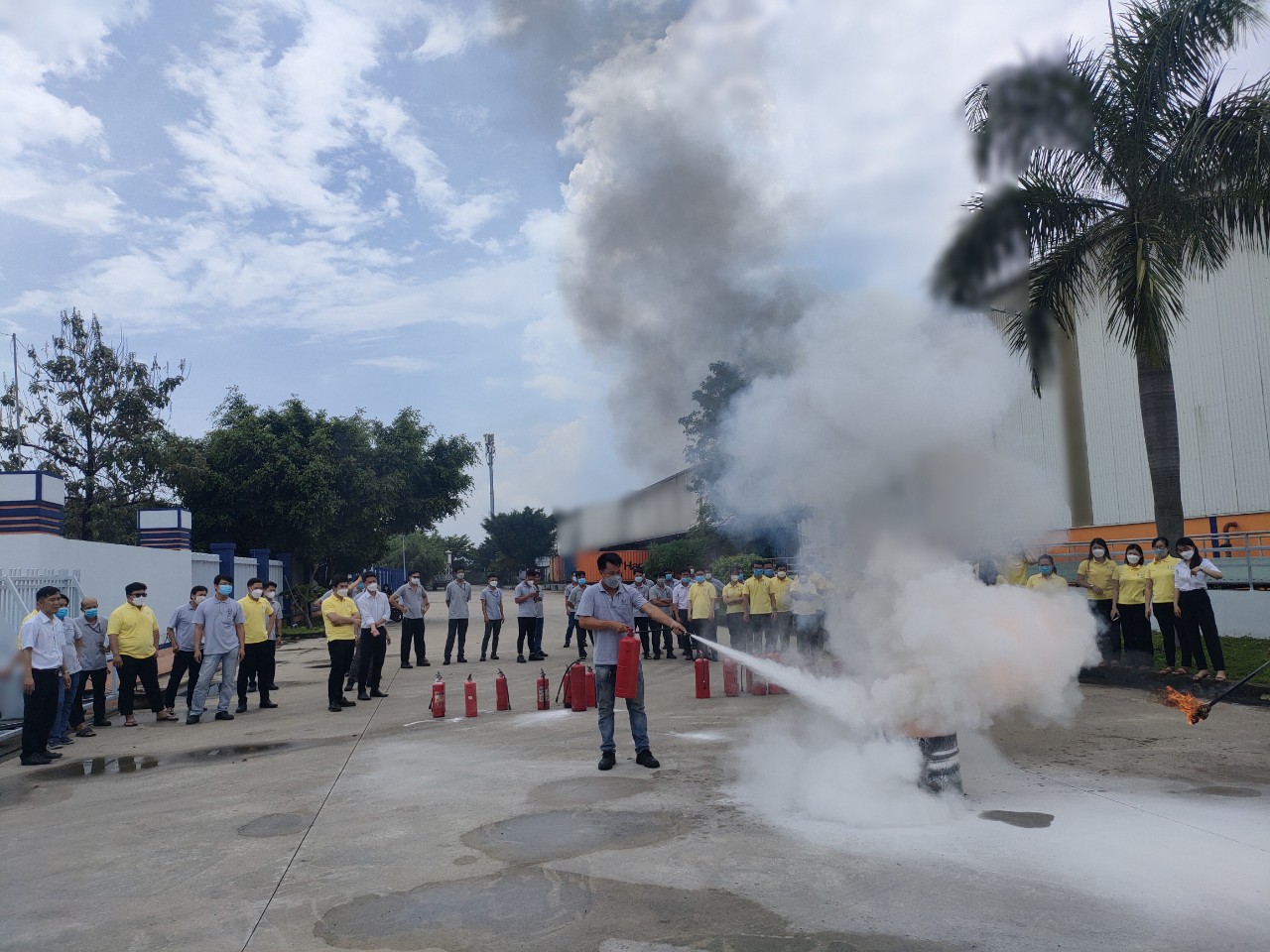 Lực lượng cảnh sát PCCC&CNCH, Công an tỉnh tập huấn cách sử dụng bình chữa cháy cho nhân viên U&I Logistics tại buổi huấn luyện