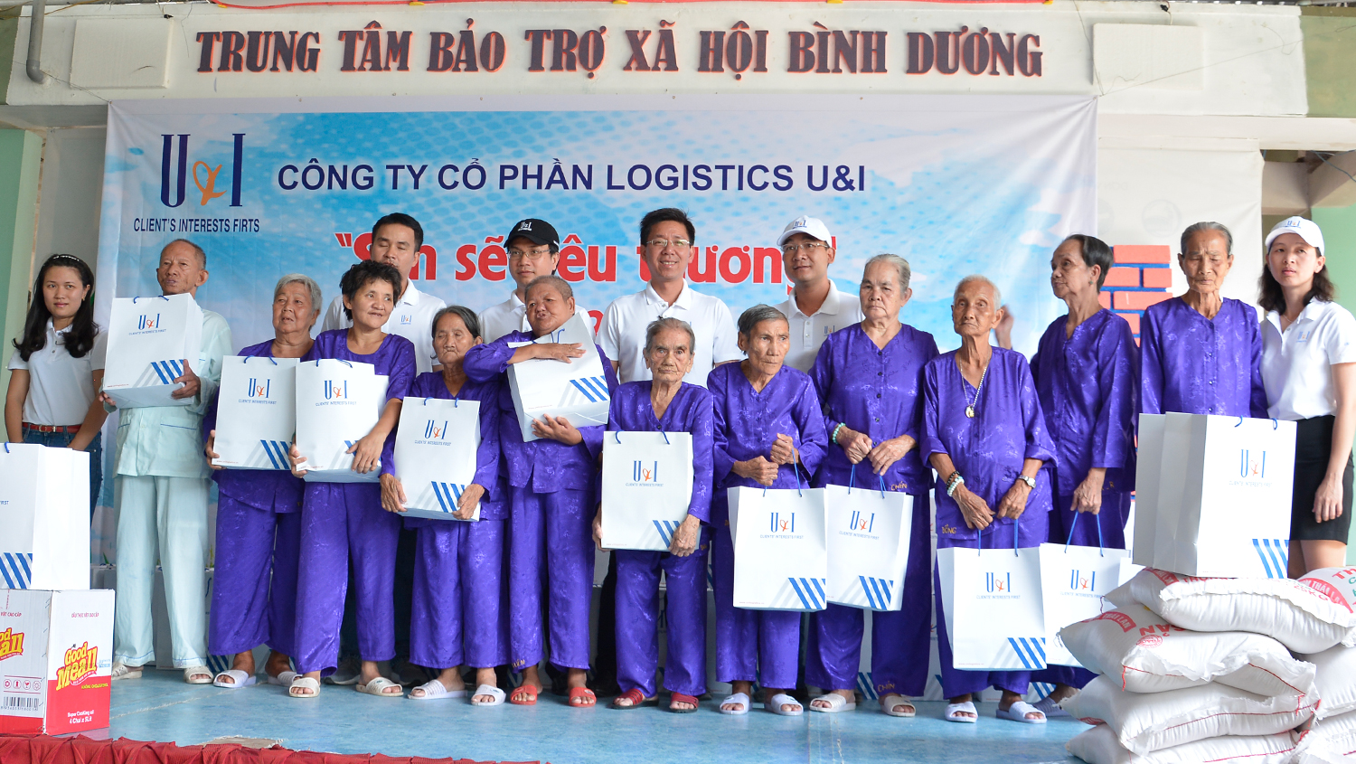 Từ thiện cụ già neo đơn - Công ty Cổ phần Logistics U&I