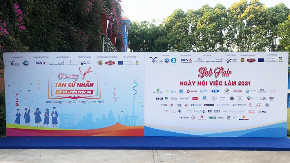 THE 8TH JOB FAIR – 2021, BRIDGE BETWEEN BUSINESSES AND STUDENTS THU DAU MOT UNIVERSITY