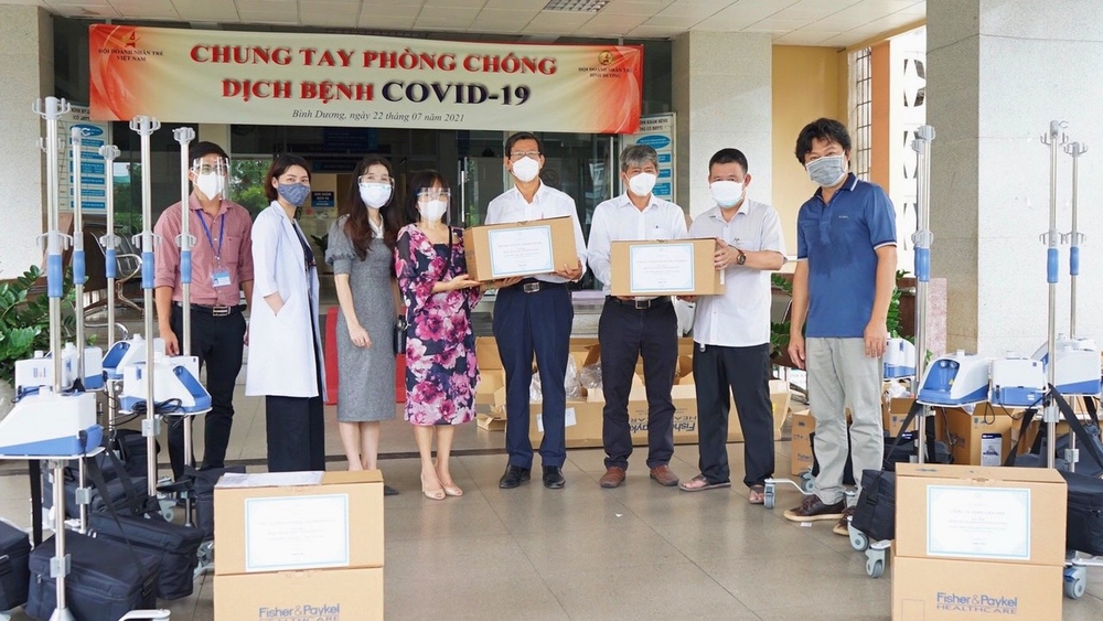 U&I Investment Corporation (Unigroup) presented 10 Airvo 2 nasal high flow systems (New Zealand) to Binh Duong Provincial General Hospital